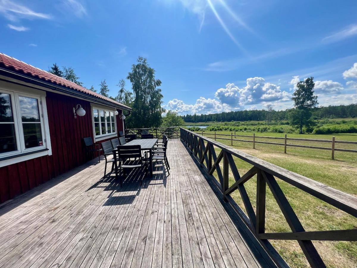 Idylliskt Hus Med Sjoeutsikt. Villa Östhammar Exterior foto